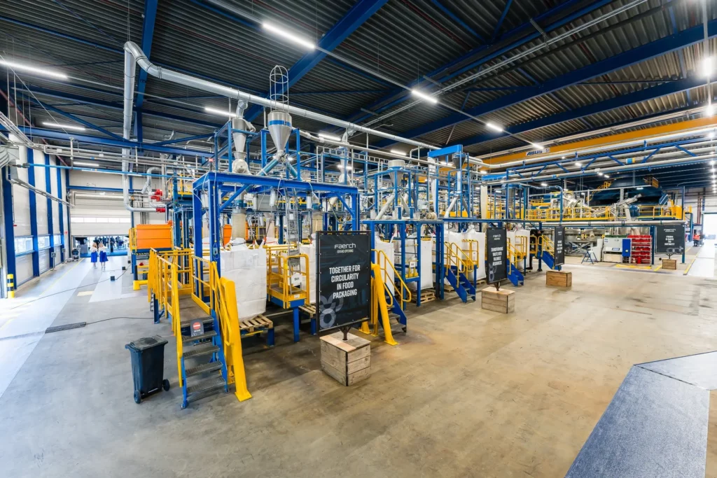 De fabriek van Cirrec en Faerch aangekleed met branding waar ze circulair plastic recyclen voor de grand opening