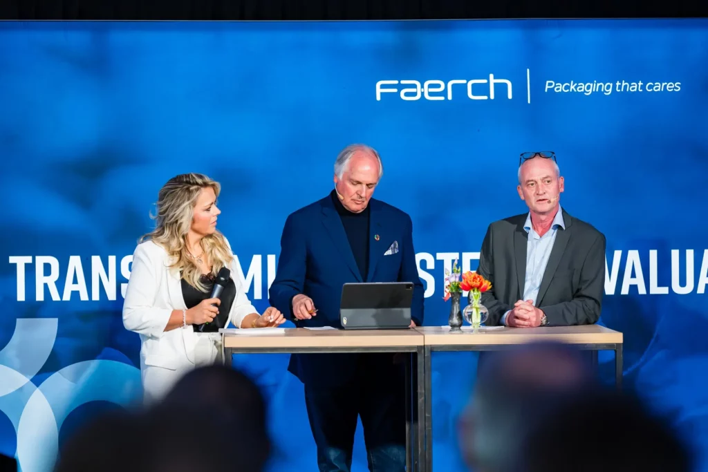 Martine Hauwert, Paul Polman en lars gade hansen staan op het podium tijdens grand opening faerch