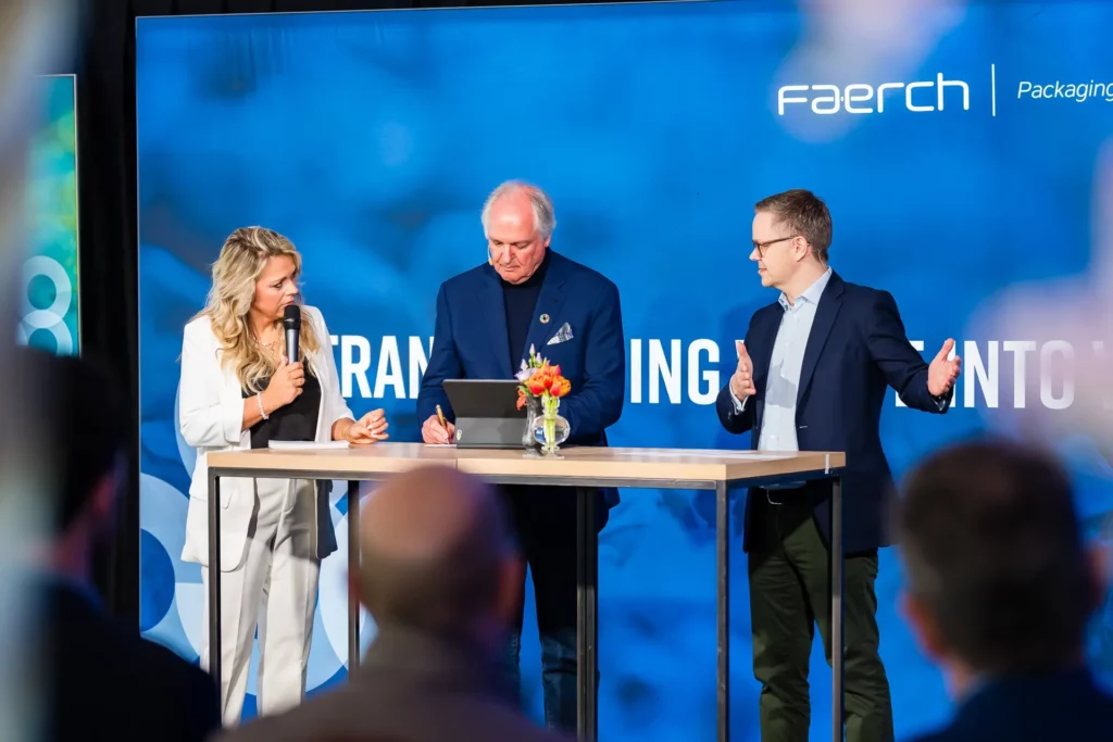Martine Hauwert, Paul Polman en Jan Nielsen staan op het podium tijdens grand opening faerch