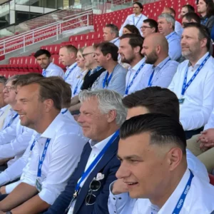 groepsfoto in het stadion van Royal Antwerp FC tijdens Datto Connectlocal evenement
