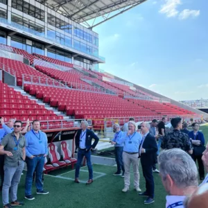 Gasten bekijken het stadion van Royal Antwerp FC tijdens Datto Connectlocal evenement