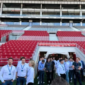 gasten bekijken het stadion van Royal Antwerp FC tijdens Datto Connectlocal evenement