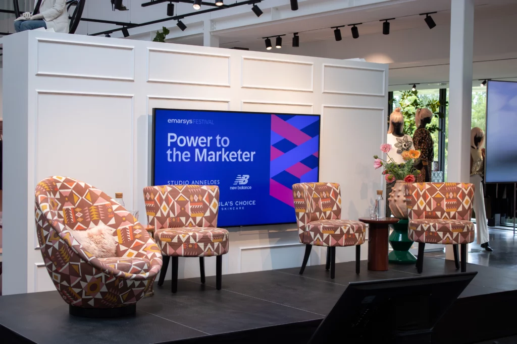 Het podium van studio anneloes tijdens het power to the marketer evenement