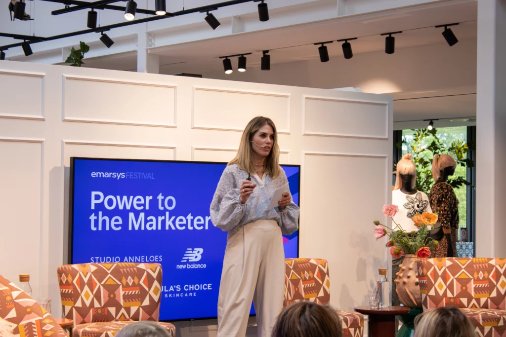 Loenie Lammers van studio anneloes geeft presentatie tijdens emarsys power to the marketer evenement