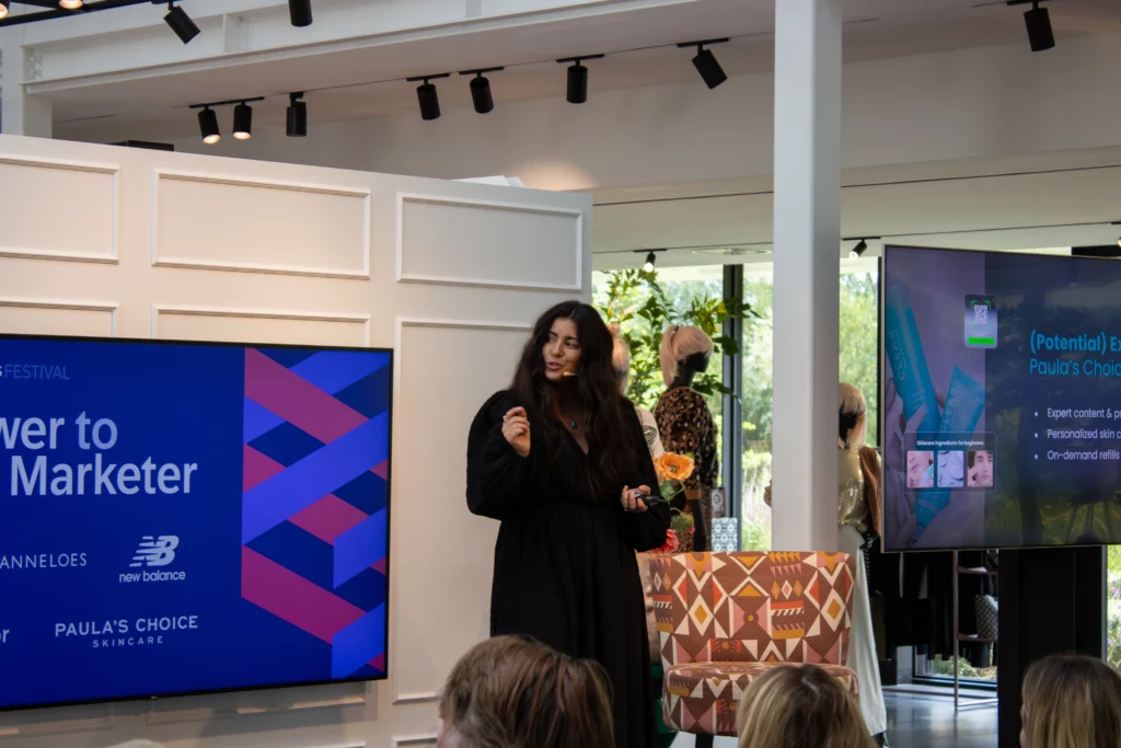 Jessica Rangel geeft presentatie tijdens het power to the marketer evenement van emarsys