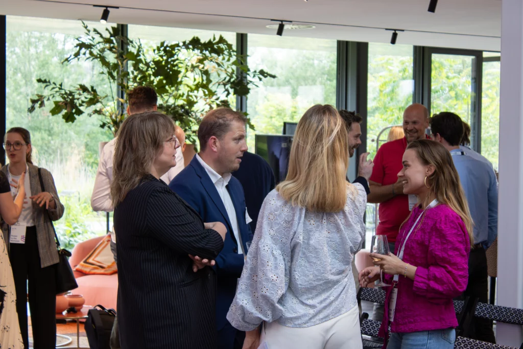 Gasten van het power to the marketer evenement van emarsys tijdens de borrel