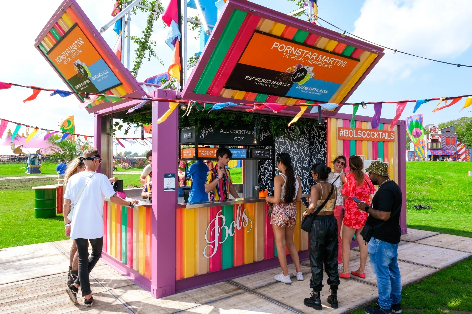 Merkactivatie van Bols coacktails op een festival waarbij een stand helemaal in branding van Bols is