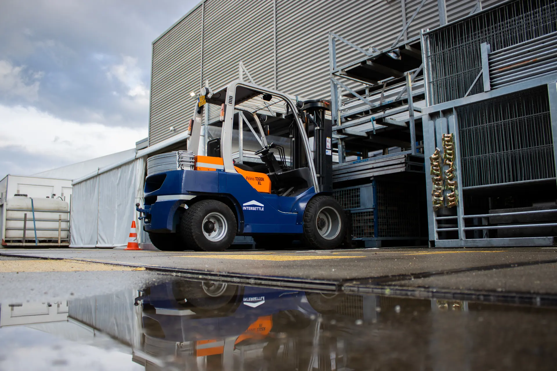 Heftruck tijdens grand opening van faerch staat klaar voor de dag